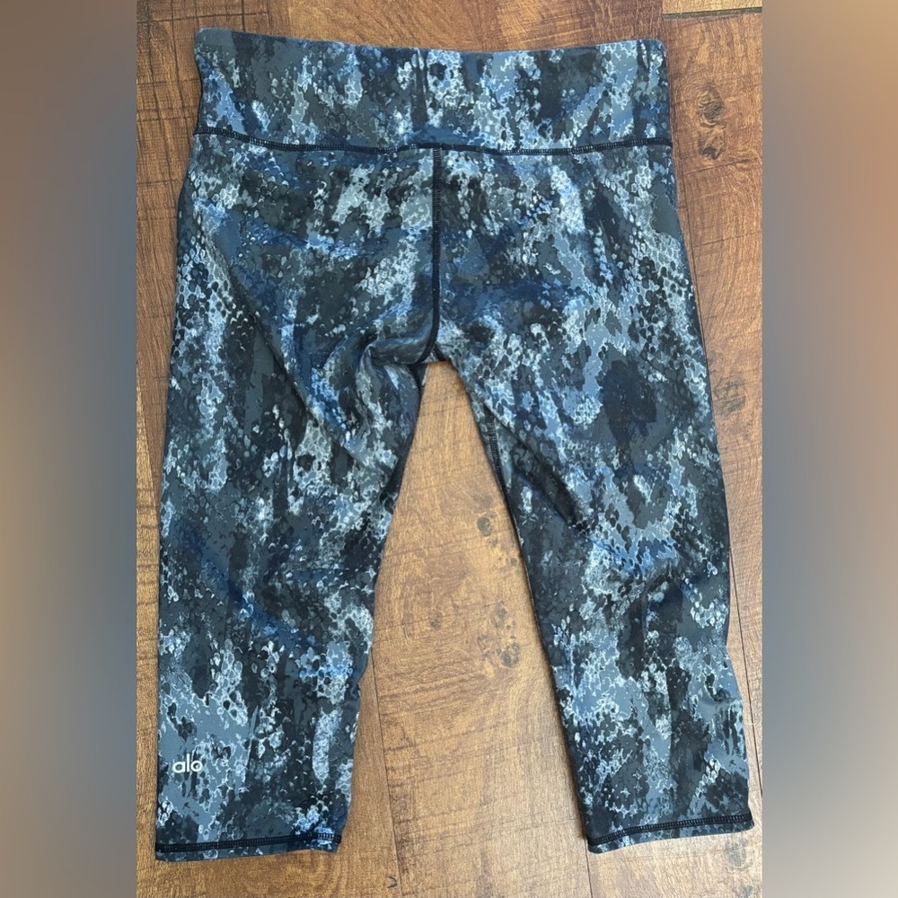 Alo Airbrush Python Snake Print Cropped Women’s L… - image 5